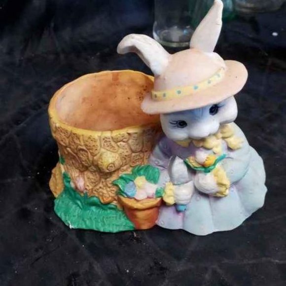 VINTAGE 1990S MRS.BUNNY IN EASTER ATIRE PORCELAIN PLANTER FIGURINE - Picture 4 of 4